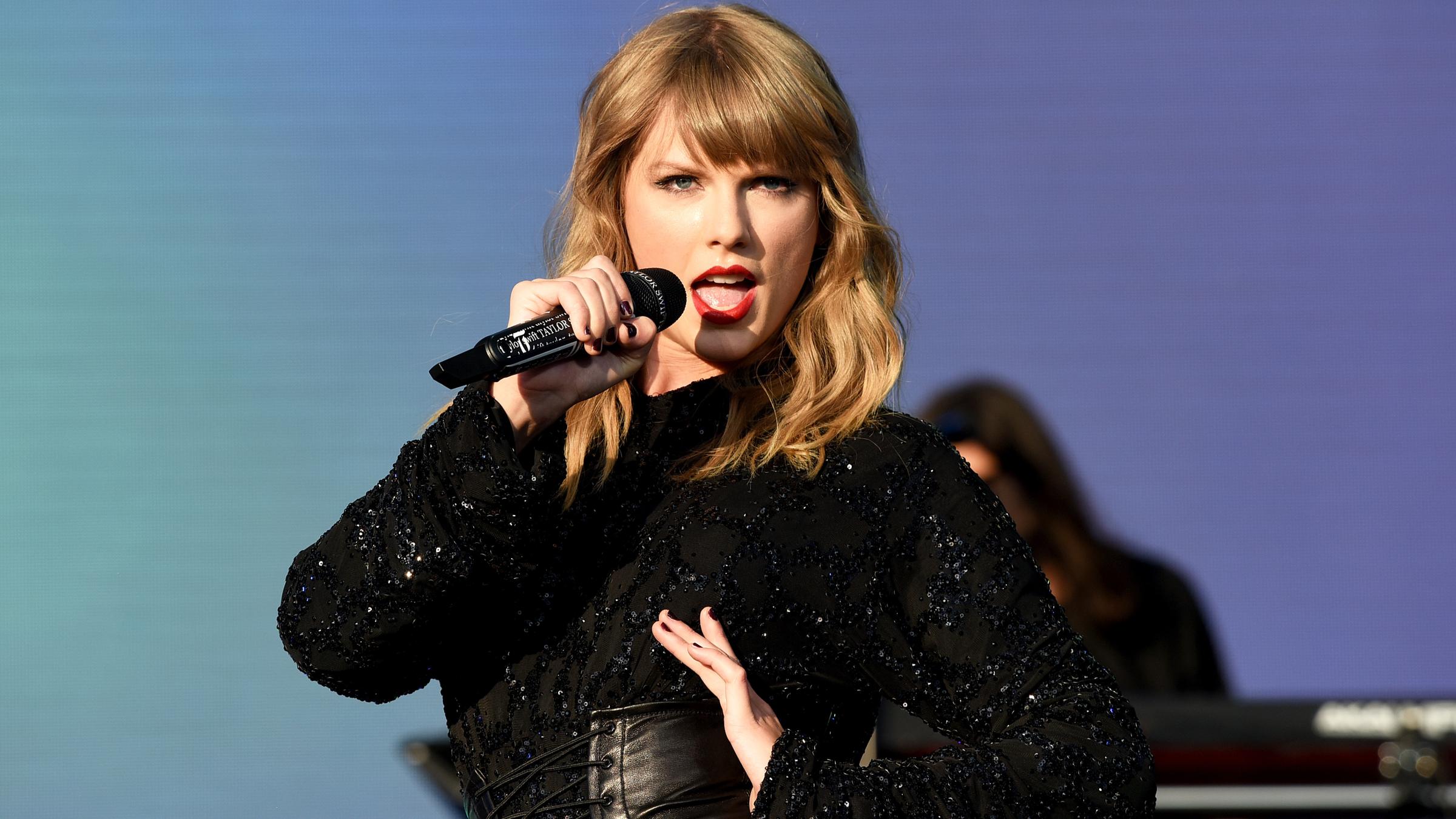 Taylor Swift Just Debuted Red Hair And She Looks Incredible